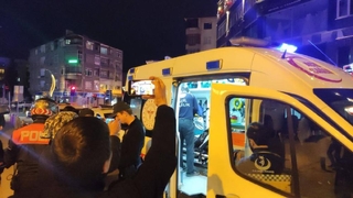 Bacağından bıçaklandı, can havliyle kaçıp esnafa sığındı