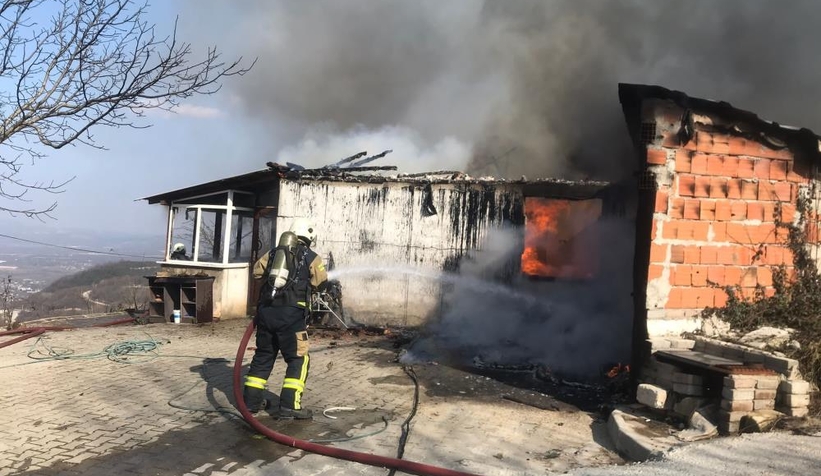 Bağ evi alevlere teslim oldu