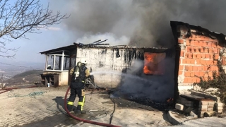 Bağ evi alevlere teslim oldu