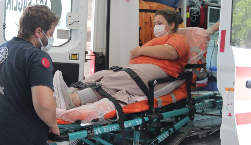 Bahçede otururken yılan soktu