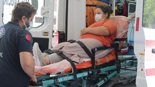 Bahçede otururken yılan soktu