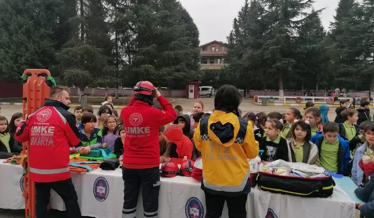 Bahçelievler Gazi İlkokulunda Sivil Savunma Günü etkinliği