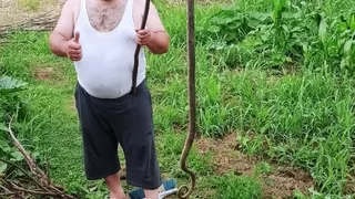Bahçeye giren 2,5 metrelik yılan paniğe neden oldu
