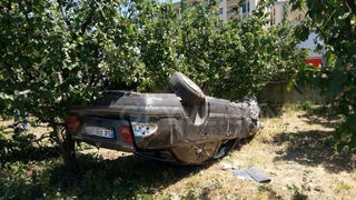 Bahçeye uçan otomobildeki iki kardeş ölümden döndü