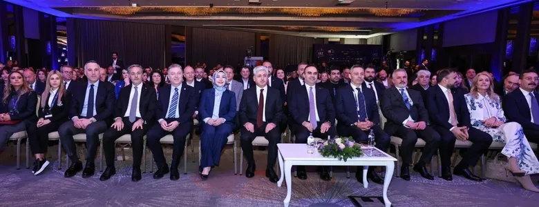 Bakan Kacır Ekonomi zirvesi için Sakarya'ya geldi