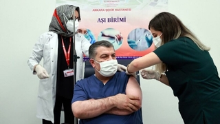 Bakan Koca 2. doz corona aşısını oldu