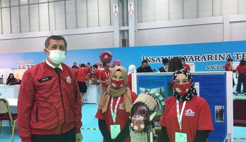 Bakan Selçuk Akyazılı öğrencilerin standını ziyaret etti