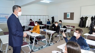 Bakan Selçuk Sakarya Anadolu Lisesi’nde müzeyi gezdi