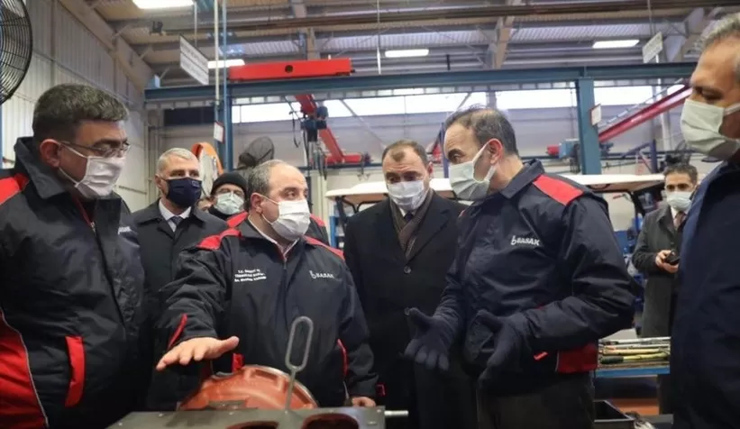 Bakan Varank Sakarya’da traktör fabrikasında inceleme yaptı