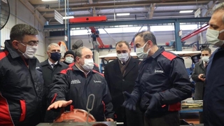 Bakan Varank Sakarya’da traktör fabrikasında inceleme yaptı