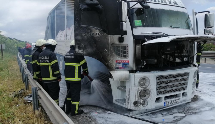 Balatadan çıkan alevler kamyonu yaktı