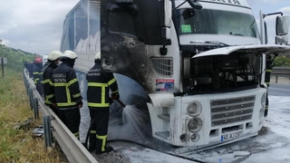 Balatadan çıkan alevler kamyonu yaktı