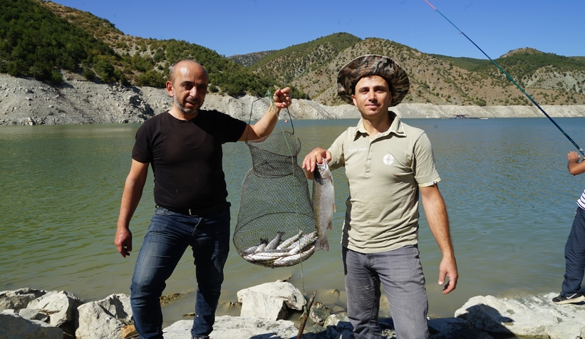 Balık kafesleri yırtıldı, oltasını alan baraja koştu