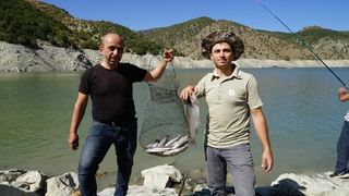 Balık kafesleri yırtıldı, oltasını alan baraja koştu