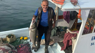 Balıkçı ağına 10 kiloluk levrek takıldı