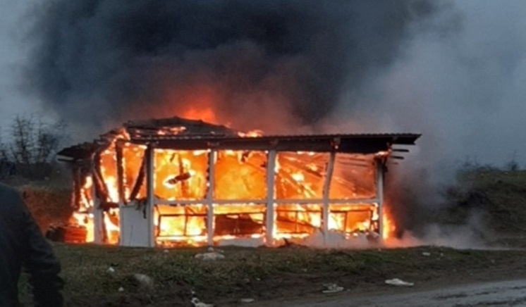 Balıkçı barakası alev alev yandı