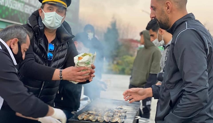 Balıkçı Hüseyin'den futbolculara balık ziyafeti