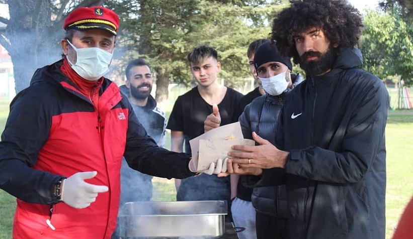Balıkçı Hüseyin'den futbolculara balık ziyafeti