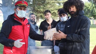 Balıkçı Hüseyin'den futbolculara balık ziyafeti