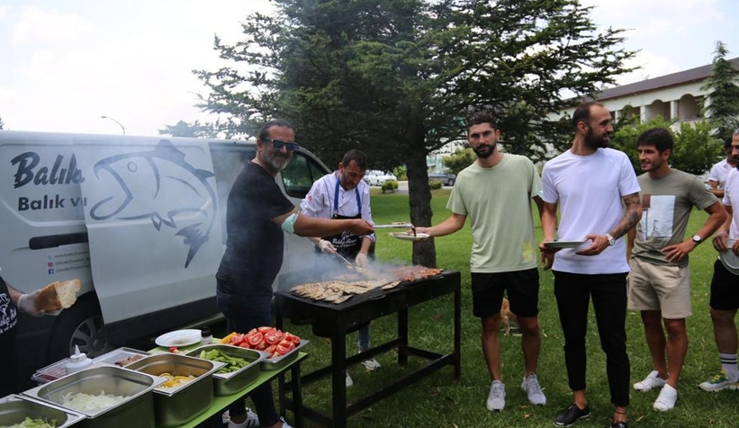 Balıkçı Hüseyin'den Sakaryaspor'a balık ziyafeti