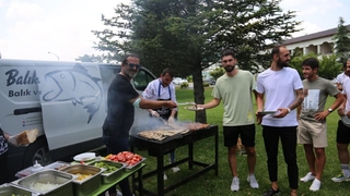 Balıkçı Hüseyin'den Sakaryaspor'a balık ziyafeti