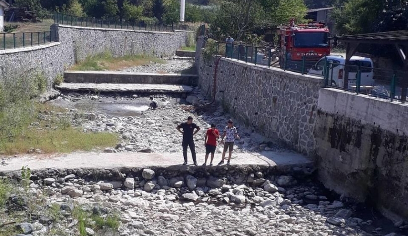 Balıklar ölmesin diye dereye su takviyesi yaptılar