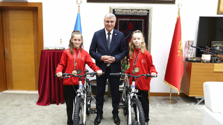 Balkan şampiyonlarına Yüce’den bisiklet hediyesi
