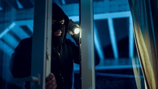 Balkon kapısını kırıp evi soydular