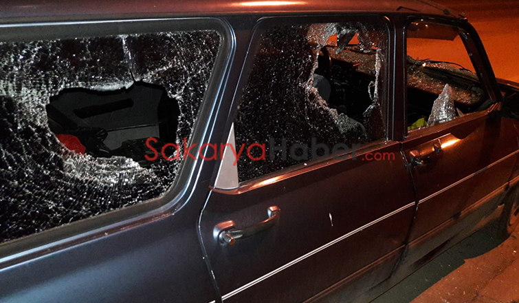 Baltayla aracın camlarını kırdı