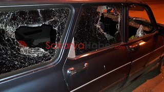 Baltayla aracın camlarını kırdı