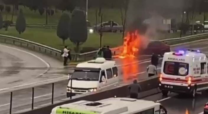 Bariyere çarpan otomobil alev topuna döndü
