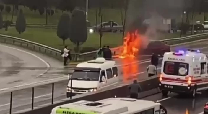 Bariyere çarpan otomobil alev topuna döndü