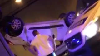 Bariyerlere çarpan araç takla attı: 4 kişi yaralandı