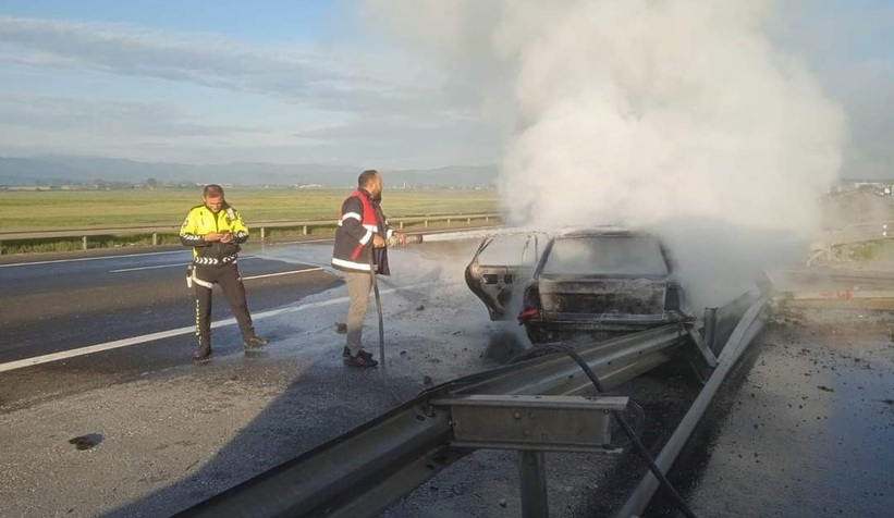 Bariyerlere çarpan otomobil alev alev yandı