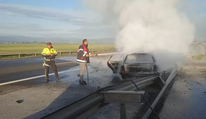 Bariyerlere çarpan otomobil alev alev yandı