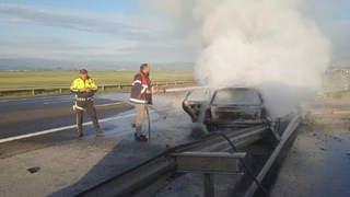 Bariyerlere çarpan otomobil alev alev yandı