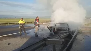 Bariyerlere çarpan otomobil alev alev yandı
