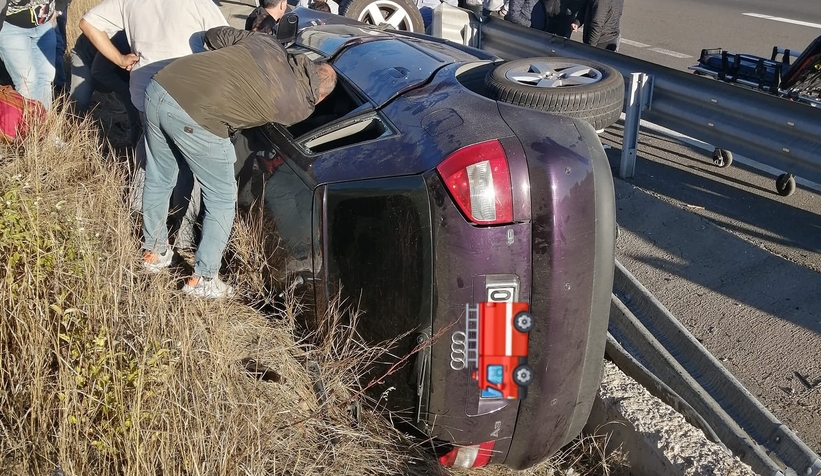 Bariyerlere çarpan otomobil devrildi: 1 yaralı