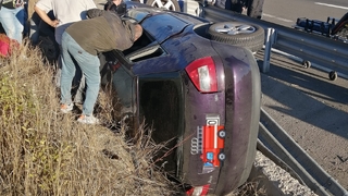 Bariyerlere çarpan otomobil devrildi: 1 yaralı