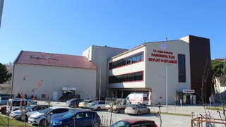 Bariyerlere çarpan otomobildeki 3 kişi yaralandı