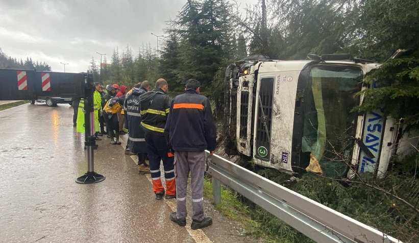 Bariyerlere çarpan tır ağaçlık alana uçtu: 1 ölü