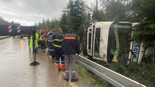 Bariyerlere çarpan tır ağaçlık alana uçtu: 1 ölü