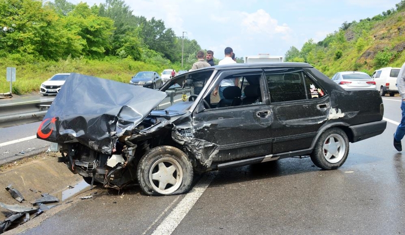 Bariyerlere çarpıp metrelerce sürüklendi: 2 yaralı