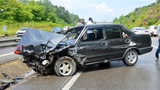 Bariyerlere çarpıp metrelerce sürüklendi: 2 yaralı
