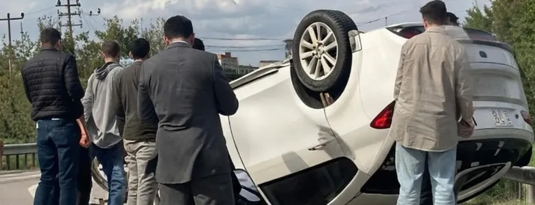 Bariyerlere çarpıp takla attı