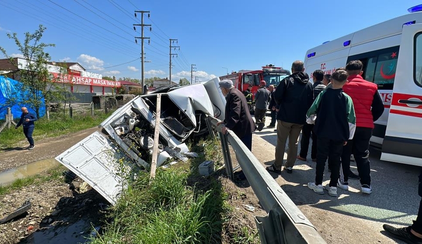 Bariyerlere saplanan otomobil paramparça oldu