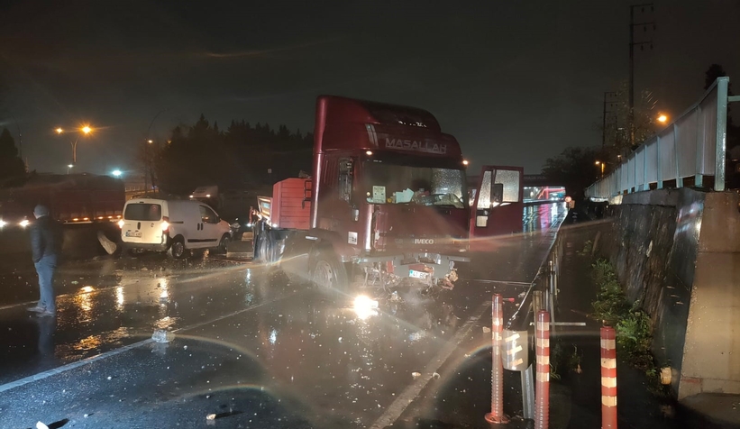 Bariyerleri aşan tır karşı şeritte durabildi