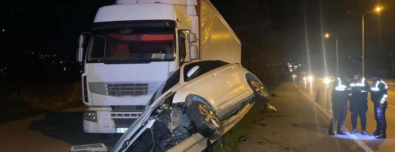 Bariyerlerin üzerine çıkarak sürüklendi: 4 yaralı