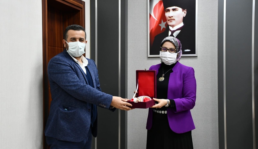 Başarılı öğretmen ve öğrenciler ödüllendirildi