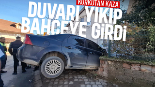 Başka araçla çarpışan otomobil duvarı yıkıp bahçeye daldı